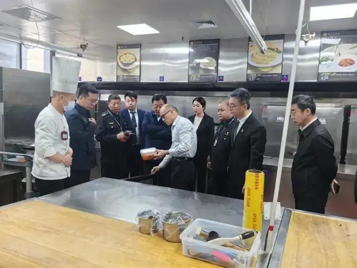 延安市黄陵县食品安全检查组深入校园及酒店
