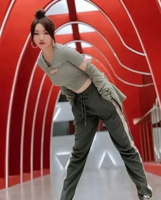 杨钰莹52岁穿墨绿色运动装亮相，回顾其演艺生涯起起落落