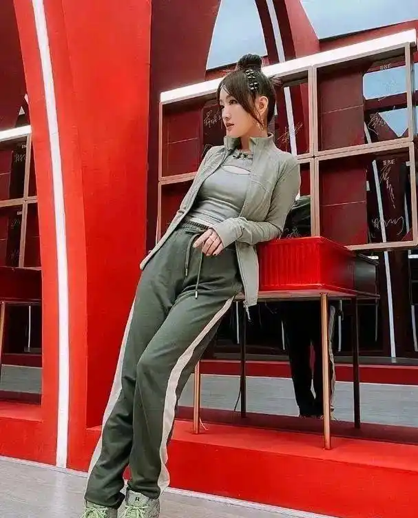 绿色的运动鞋_运动鞋绿色鞋子是什么牌子_绿色运动鞋鞋子怎么搭配衣服